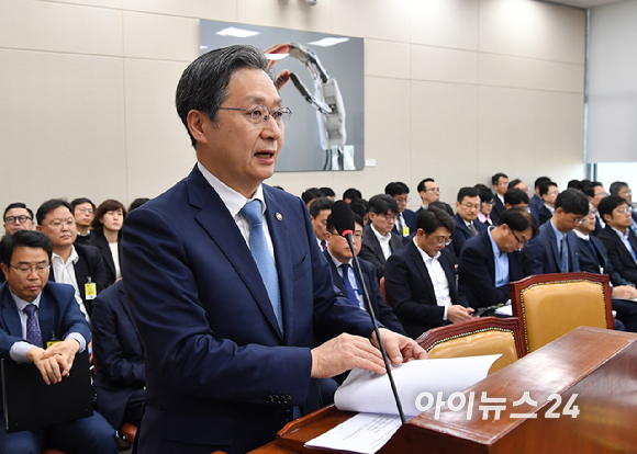 윤영빈 우주항공청장이 7일 서울 여의도 국회에서 열린 과학기술정보방송통신위원회 전체회의에서 2026년도 예산안 관련 제안설명을 하고 있다. [사진=곽영래 기자]