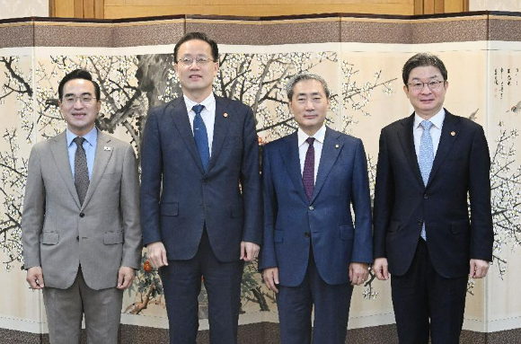 9월30일 서울 종로구 정부서울청사에서 열린 '확대 거시재정금융간담회' 회의에 앞서 참석자들이 기념사진을 찍고 있다. 왼쪽부터 박홍근 기획예산처 장관, 이형일 부총리, 신현송 한국은행 총재, 이억원 금융위원장.
