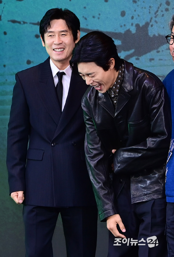 배우 설경구와 류준열이 20일 오전 서울 마포구 호텔 나루 서울 엠갤러리에서 열린 넷플릭스 시리즈 '들쥐' 제작발표회에 참석하고 있다.