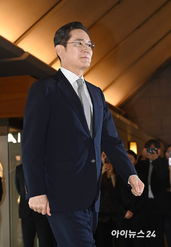 삼성호암상 수상자들이 1일 서울신라호텔 다이너스티홀에서 열린 2026년 제36회 삼성호암상 시상식에서 기념 촬영을 하고 있다. (왼쪽부터) 과학상 물리&middot;수학부문 오성진 UC버클리 교수, 과학상 화학&middot;생명과학부문 윤태식 위스콘신대 매디슨 교수, 공학상 김범만 포스텍 명예교수, 의학상 에바 호프만 코펜하겐대 교수, 예술상 조수미 성악가, 사회봉사상 오동찬 국립소록도병원 의료부장. [사진=호암재단]