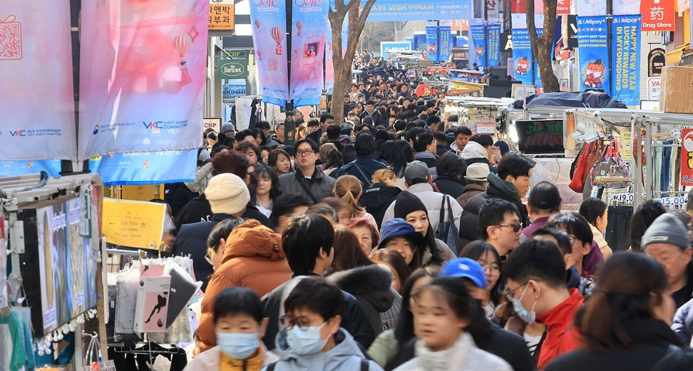 설 연휴 마지막 날인 18일 서울 명동거리가 관광객을 비롯한 인파로 붐비고 있다. [사진=연합뉴스]