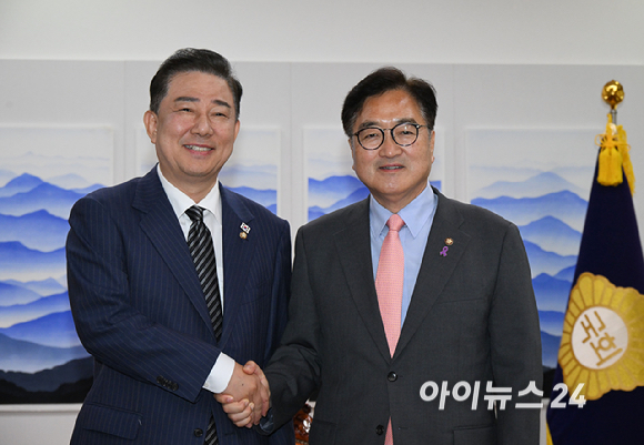 김병기 당대표 직무대행 겸 원내대표가 16일 서울 여의도 국회에서 우원식 국회의장을 예방해 기념촬영을 하고있다. [사진=곽영래 기자]