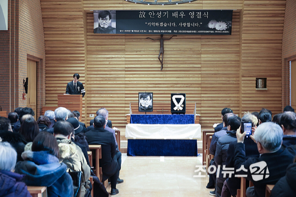 故 안성기 배우 추모 미사 및 영결식이 9일 오전 서울 중구 명동성당에서 엄수됐다. 배우 정우성이 추도사를 하고 있다. [사진=곽영래 기자]