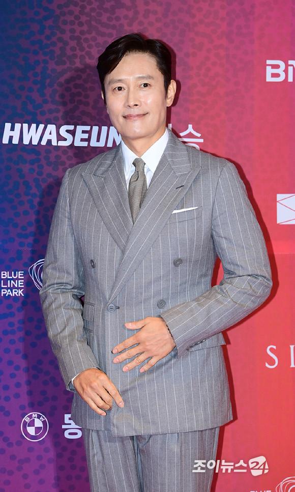 배우 이병헌이 18일 오후 부산광역시 시그니엘 그랜드볼룸에서 열린 제33회 부일영화상에 시상식에 참석하고 있다. [사진=정소희 기자]