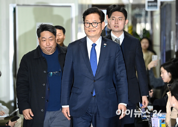 송영길 전 더불어민주당 대표가 5일 서울 여의도 국회에서 정청래 더불어민주당 대표와 비공개 면담을 위해 당대표실로 이동하고 있다. [사진=곽영래 기자]