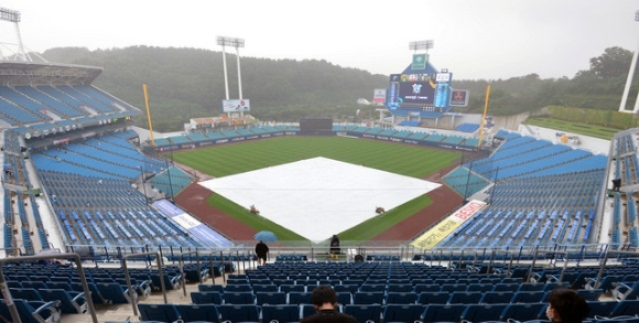 25일 대구 삼성라이온즈 파크에서 열릴 예정이던 두산 베어스와 삼성 라이오즈의 2023 KBO리그 경기가 우천 취소됐다. [사진=뉴시스]