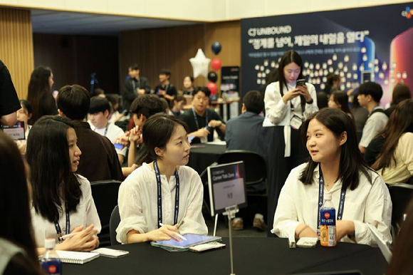 지난 18일 서울 중구 CJ인재원에서 열린 CJ제일제당 신입사원 채용 통합 컨퍼런스에서 취업준비생들이 직무별 현직자와 함께 업무와 커리어에 대한 이야기를 나누고 있다. [사진=CJ제일제당]