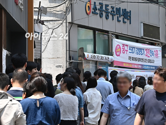 시민들이 제21대 대통령 선거 사전투표 첫날인 29일 오전 서울 중구 소공동주민센터에 마련된 사전투표소에서 투표를 하기 위해 대기하고 있다. [사진=곽영래 기자]