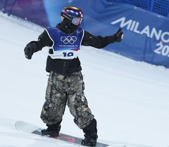 9일(현지시간) 이탈리아 리비뇨 스노파크에서 열린 2026 밀라노-코르티나담페초 동계올림픽 스노보드 여자 빅에어 시상식에서 동메달을 차지한 유승은이 시상대에 올라 미소를 짓고 있다. [사진=연합뉴스]