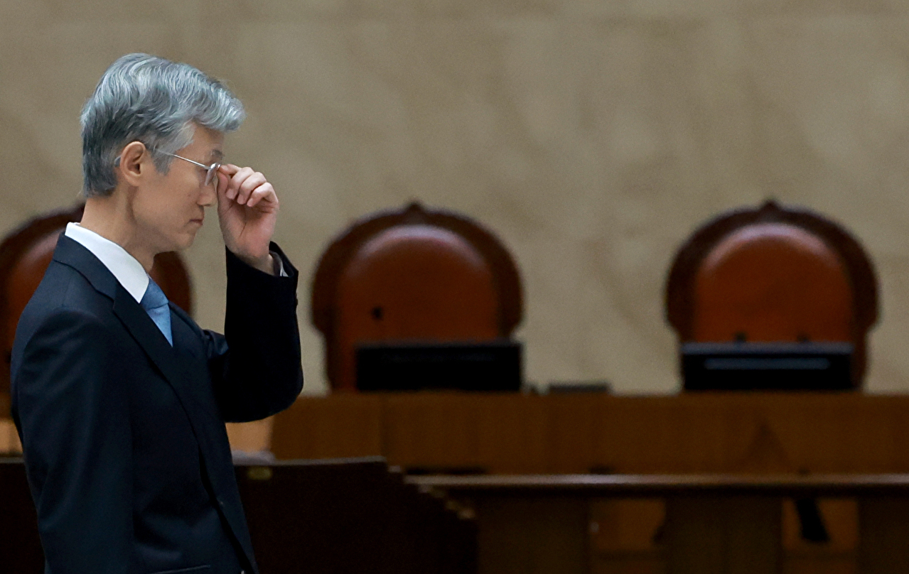 조희대 대법원장이 지난 12일 서울 서초구 대법원 중앙홀에서 열린 '2025 대한민국 법원의 날 기념식'에서 시상에 앞서 안경을 고쳐 쓰고 있다. 2025.9.12 [사진=연합뉴스]