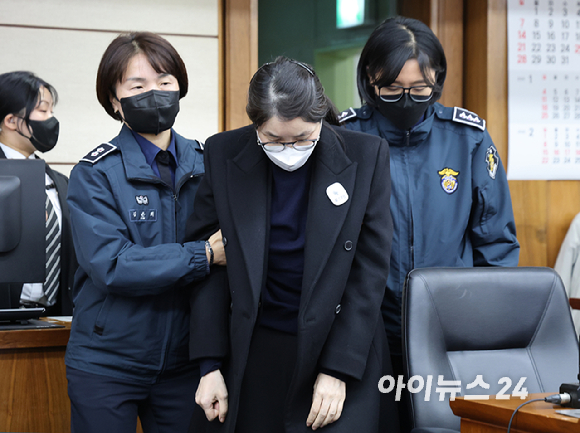 2025년 12월 3일 서울 서초구 서울중앙지방법원에서 주가조작과 통일교 청탁 등의 혐의를 받는 김건희 씨의 결심공판 진행된 가운데 김건희 씨가 법정으로 들어오고 있다. [사진=사진공동취재단]