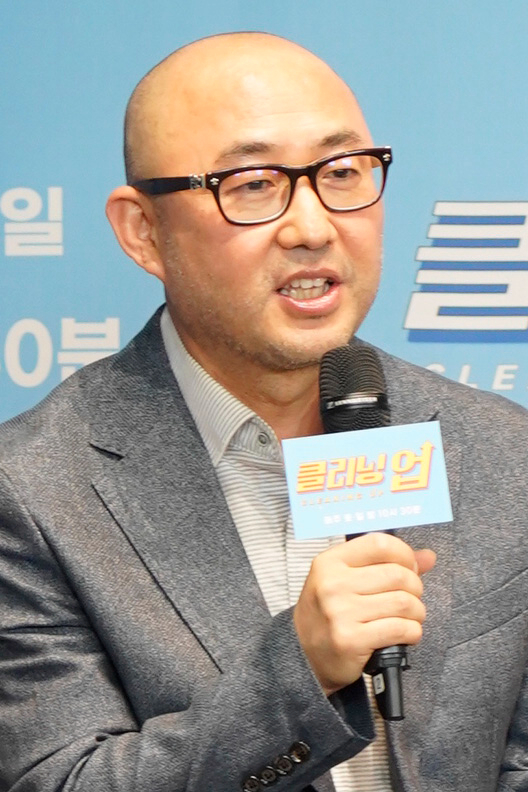 윤성식 PD가 2일 온라인으로 진행된 JTBC 새 토일드라마 '클리닝 업' 제작발표회에 참석해 소감을 말하고 있다. [사진=JTBC]