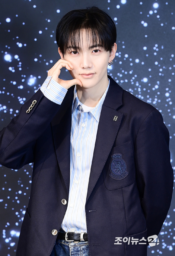 그룹 올아워즈(ALL(H)OURS)가 서울 성동구 성수동에 위치한 케이팝 체험 아카데미 케이팝아케이드에서 진행된 조이뉴스24와의 인터뷰에 앞서 포즈를 취하고 있다. [사진=정소희 기자]