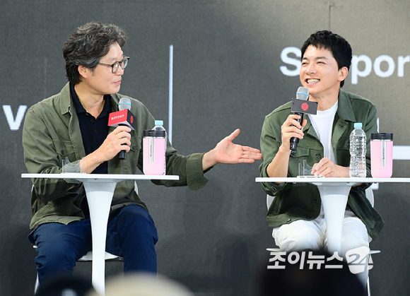배우 유재명과 김영민이 9일 부산 해운대구 영화의전당에서 열린 제31회 부산국제영화제 '수능, 출제의 비밀' 오픈토크에 참석하고 있다. [사진=정소희 기자]