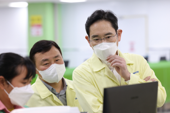 이재용 삼성전자 회장이 지난 22일 베트남 하노이 인근의 삼성전자 법인(SEV)을 방문해 스마트폰 생산 공장을 점검하는 모습. [사진=삼성전자]