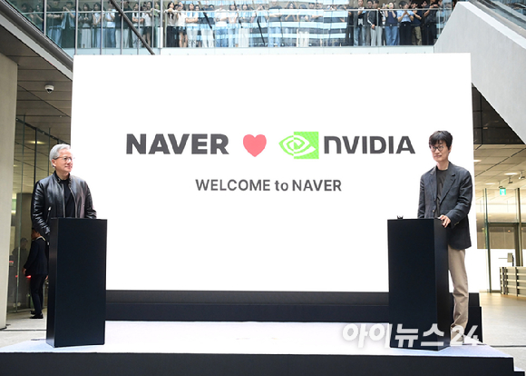 젠슨 황 엔비디아 최고경영자(CEO)가 8일 경기도 성남시 정자동에 위치한 네이버 1784 사옥에 방문해 이해진 네이버 의장과 인사하고 있다. [사진=정소희 기자]