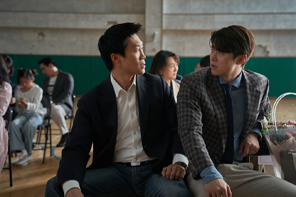 배우 진선규와 공명이 넷플릭스 영화 '남편들'에서 연기 호흡을 맞추고 있다. [사진=넷플릭스]