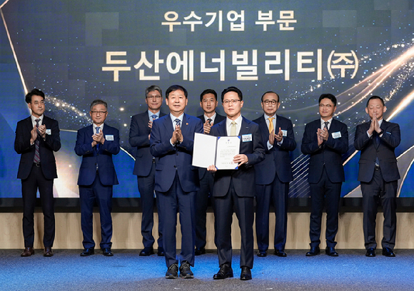 1일 열린 &lsquo;한국수출입은행 창립 50주년 기념식&rsquo;에서 두산에너빌리티 박상현 사장(앞줄 오른쪽)이 구윤철 경제부총리(앞줄 왼쪽)로부터 표창을 받고 기념촬영을 하고 있다. [사진=두산에너빌리티]