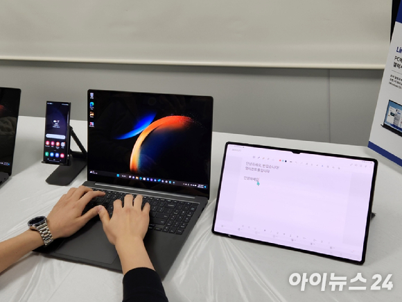'갤럭시북3 울트라'와 태블릿을 연동해 키보드로 글을 작성하는 모습. [사진=서민지 기자]