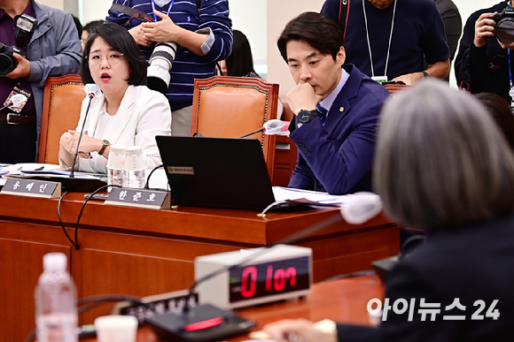 김행 여성가족부 장관 후보자가 5일 오전 서울 여의도 국회 여성가족위원회에서 열린 인사청문회에서 의원 질의를 경청하고 있다. [사진=곽영래 기자]