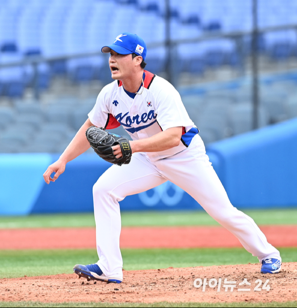 7일 일본 가나가와현 요코하마 스타디움에서 2020 도쿄올림픽 야구 한국과 도미니카공화국의 동메달결정전이 펼쳐졌다. 한국 오승환이 8회초 1사 만루 폭투로 동점을 허용하자 아쉬워하고 있다.