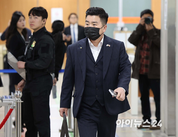 김현태 전 육군 특수전사령부 707 특수임무단장이 21일 서울 서초구 서울중앙지방법원에서 열린 내란중요임무종사 혐의 관련 공판에 출석하고 있다. 2026..4.21 [사진=사진공동취재단]