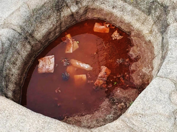 라면 국물에 쓰레기 버려진 관악산 웅덩이 [사진= 인터넷 커뮤니티] [사진=과천시]