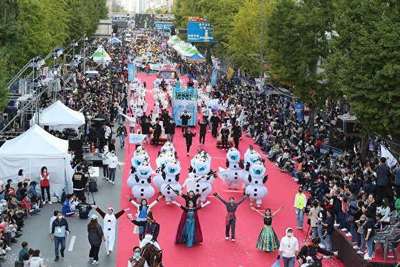 충장축제에서 지역예술단체가 퍼레이드를 펼치고 있다 [사진=동구]