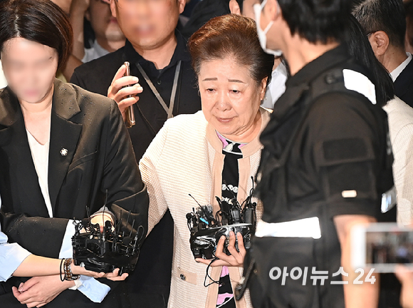 '통일교 현안 청탁' 한학자 총재가 17일 오전 서울 종로구에 마련된 김건희 특검팀(특별검사 민중기) 사무실로 조사를 받기 위해 출석하고 있다. [사진=곽영래 기자]