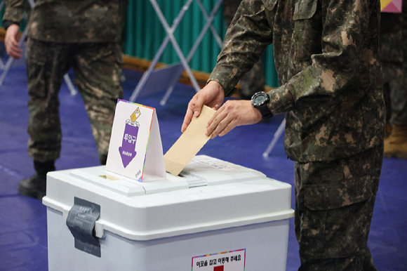 제21대 대통령선거 사전투표 첫날인 29일, 전북 전주시 완산구 중화산2동주민센터에 마련된 사전투표소에서 유권자들이 투표하고 있다. [사진=연합뉴스]