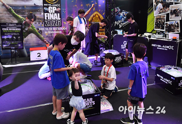 16일 오전 서울 강남구 코엑스에서 열린 '캐릭터 라이선싱 페어&middot;보드게임콘 2026'에서 관람객들이 부스를 둘러보고 있다. [사진=곽영래 기자]