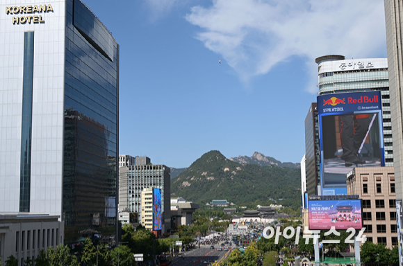세계적인 슬랙라인 선수 얀 루스(Jaan Roose)가 1일 서울 광화문 사거리 상공 120m 높이에서 '레드불 서울 줄타기' 퍼포먼스를 선보이고 있다. [사진=정소희 기자]