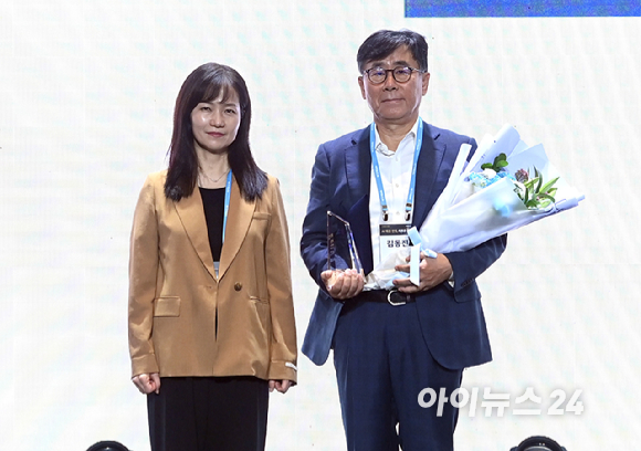 [포토] 'D·N·A 협력상' 수상한 씽크풀 김동진 대표