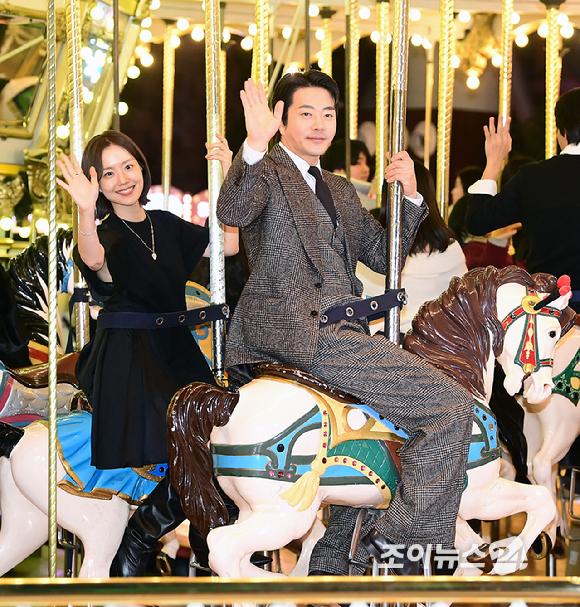 배우 문채원과 권상우가 8일 오후 서울 송파구 롯데월드 어드벤처에서 열린 영화 '하트맨' 돌아오는 거야, 다시 롯데월드에서! 이벤트 행사에 참석하고 있다. [사진=정소희 기자]