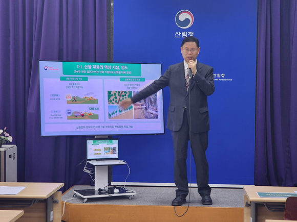 김용관 국립산림과학원장이 30일 정부대전청사 기자실에서 브리핑을 갖고 &lsquo;산불 조기 진화와 예방을 위한 임도와 숲가꾸기 효과&rsquo;에 대해 설명하고 있다 [사진=산림청]