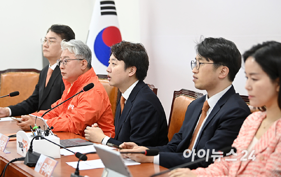 이준석 개혁신당 대표와가 4일 서울 여의도 국회에서 열린 개혁신당 최고위원회의에서 발언을 하고 있다. [사진=곽영래 기자]