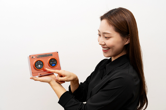 삼성디스플레이의 CES 2026 전시장을 누빌 'AI OLED 봇' [사진=삼성디스플레이]