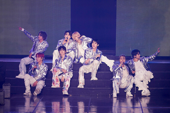 NCT 127이 무대에서 노래하고 있다. [사진=SM엔터테인먼트]
