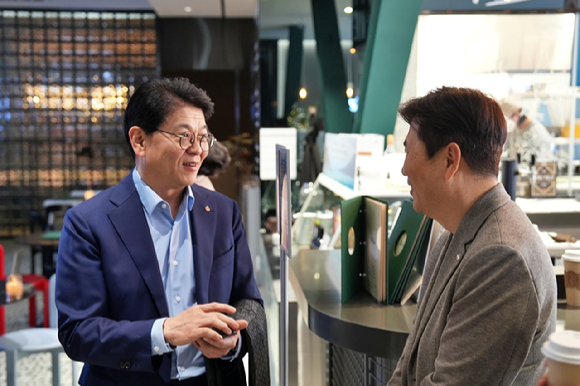 지난 9일 롯데마트 잠실점 보틀벙커 비스트로에서 열린 '2026 롯데마트&롯데슈퍼 파트너스 데이'에 참석한 차우철(왼쪽) 롯데마트·슈퍼 대표이사. [사진=롯데마트]