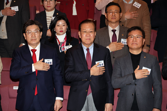국민의힘 권영세 비상대책위원장, 권성동 원내대표가 26일 충남 천안 재능교육연수원에서 열린 '충청·호남권 광역·기초의원 연수'에 참석해 국기에 대한 경례를 하고 있다. [사진=연합뉴스]
