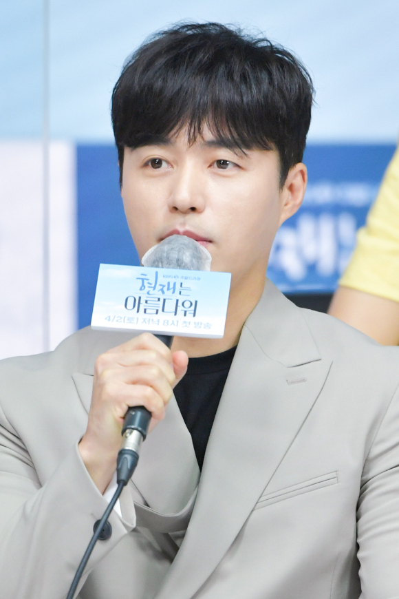 배우 오민석이 1일 온라인으로 진행된 KBS 2TV 새 주말드라마 '현재는 아름다워' 제작발표회에 참석해 소감을 말하고 있다. [사진=KBS]