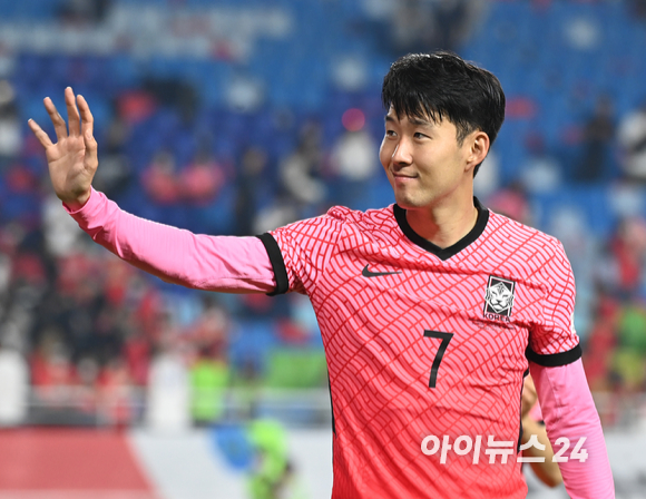 10일 오후 수원월드컵경기장에서 열린 대한민국과 파라과이의 친선경기가 2-2 동점으로 끝났다. 경기 후 손흥민이 관중들에 손을 흔들고 있다. [사진=정소희 기자]