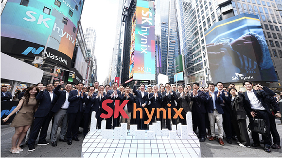 최태원 SK그룹 회장, 곽노정 SK하이닉스 CEO 등 주요 경영진과 구성원들이 지난 7월 10일(현지시간) 미국 뉴욕 타임스스퀘어 나스닥 타워 앞에서 기념 촬영을 하고 있다. [사진=SK하이닉스]