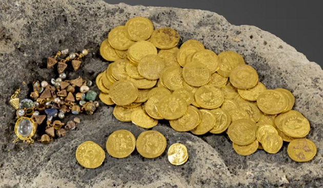 이스라엘 갈릴리호 인근의 고대 로마 도시 히포스에서 1400년 전의 금화 100여 개와 귀금속 수십 점이 발견됐다. [사진=타임스오브이스라엘(TOI)]