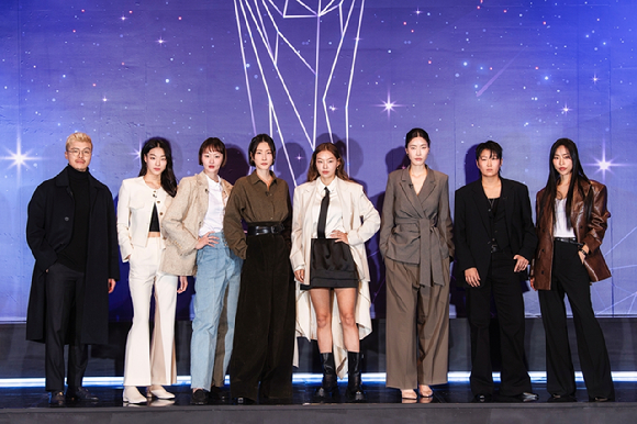 '골 때리는 그녀들' 출연진이 SBS '골 때리는 그녀들' 온라인 제작발표회에서 포즈를 취하고 있다. [사진=SBS]