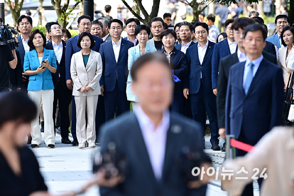 더불어민주당 의원들이 12일 오후 쌍방울그룹 대북송금 의혹 관련 조사를 받기 위해 경기 수원시 영통구 수원지방검찰청에 출석하는 이재명 당대표를 바라보고 있다. [사진=곽영래 기자]