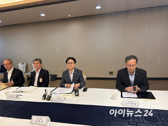 23일 정부서울청사에서 열린 '제1차 한미전략투자사업관리위원회'에 참석한 김정관 산업통상부 장관(오른쪽에서 두 번째)과 이형일 재정경제부 1차관(맨 오른쪽) [사진=이한얼 기자]