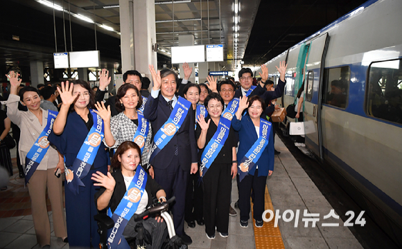 조국혁신당 조국 대표, 황운하 원내대표를 비롯한 의원들이 13일 오전 서울 용산구 용산역에서 시민들에게 추석 귀성인사를 하고 있다. [사진=곽영래 기자]