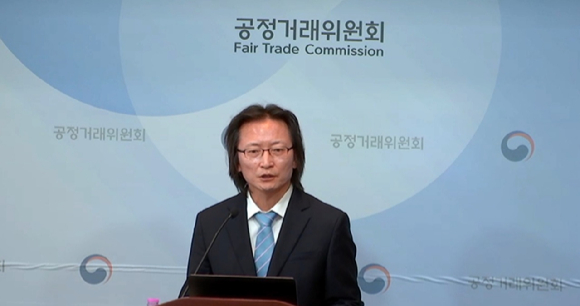 주병기 공정거래위원장이 21일 정부세종청사에서 열린 취임 1주년 기자간담회에서 질문에 답변하고 있다.