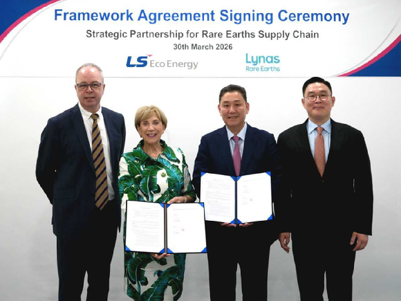 지난 30일 LS전선 싱가포르지사에서 열린 희토류 공급망 구축 관련 협약식에서 (오른쪽부터) 구본규 LS전선 대표, 이상호 LS에코에너지 대표, 아만다 라카즈(Amanda Lacaze) 라이너스 대표, 크리스 제니(Chris Jenney) 라이너스 영업/시장개발부문 부사장이 기념 촬영을 하고 있다. [사진=LS에코에너지]